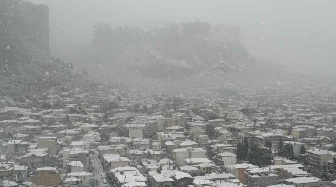 Η Καλαμπάκα ξύπνησε στα λευκά - Εντυπωσιακές εικόνες από το χιονισμένο τοπίο