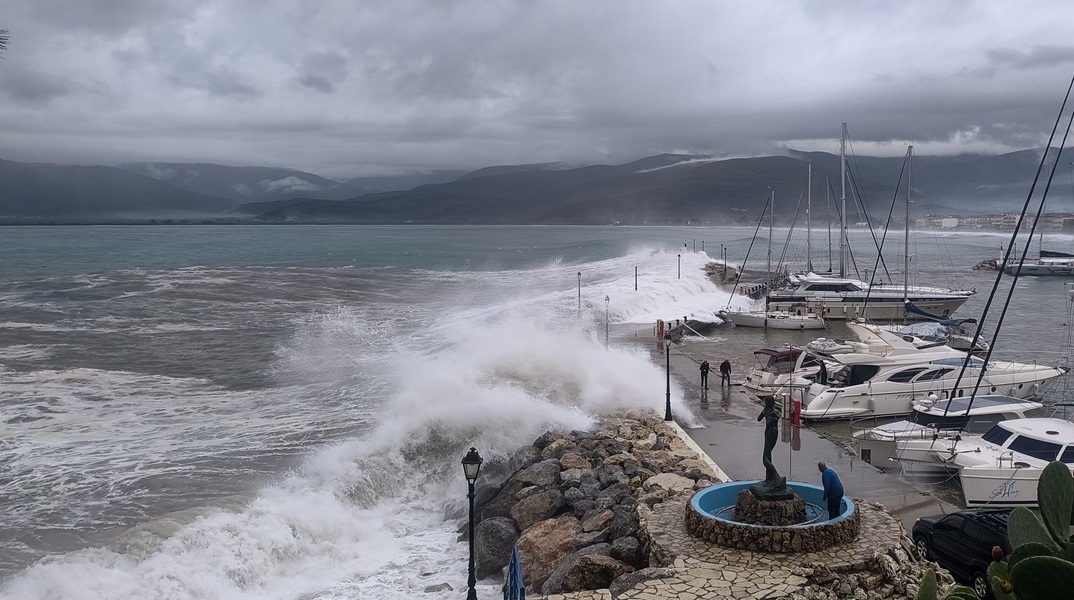 Άστρος: Η στιγμή που τεράστια κύματα παρασέρνουν τον 53χρονο λιμενικό