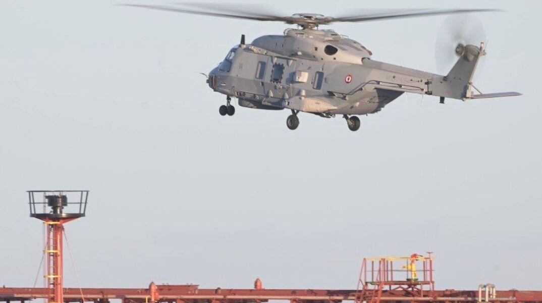 Ελικόπτερο της γαλλικής ακτοφυλακής σε επιχειρησιακή δράση, πάνω από το ρωσικό δεξαμενόπλοιο