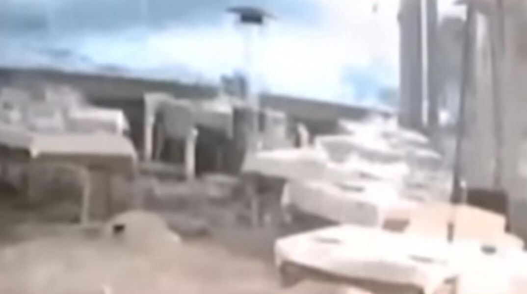 Στιγμιότυπο βίντεο με κύματα που κατακλύζουν εστιατόριο στην Κατάνια