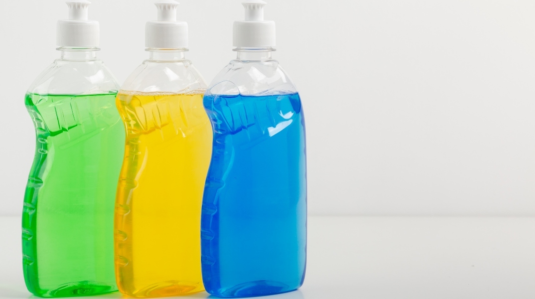 6 πράγματα που καθαρίζει το σαπούνι πιάτων καλύτερα από τα πιάτα