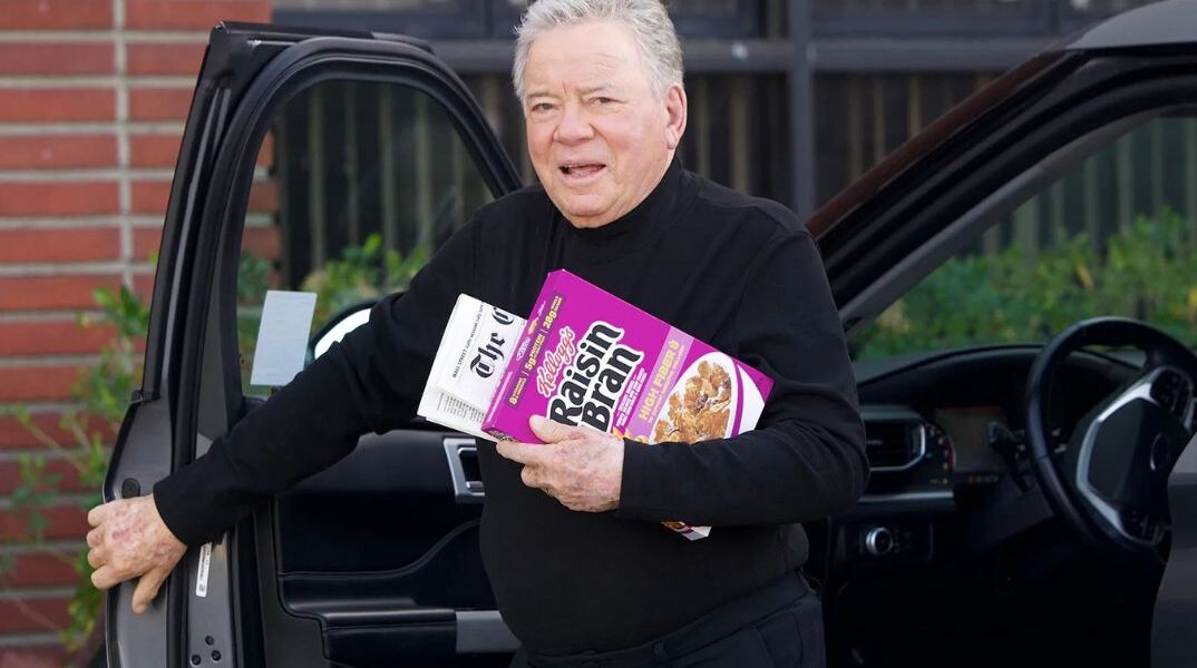 Γιατί ο «Captain Kirk» κυκλοφορεί με ένα κουτί δημητριακά στο χέρι