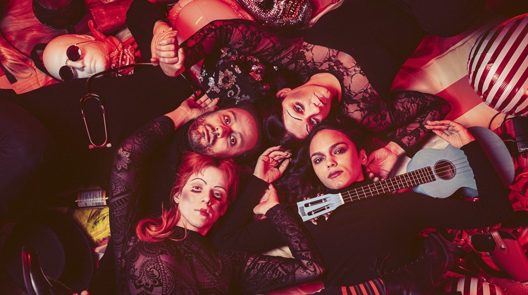 «Evelyn Evelyn», θέατρο 104