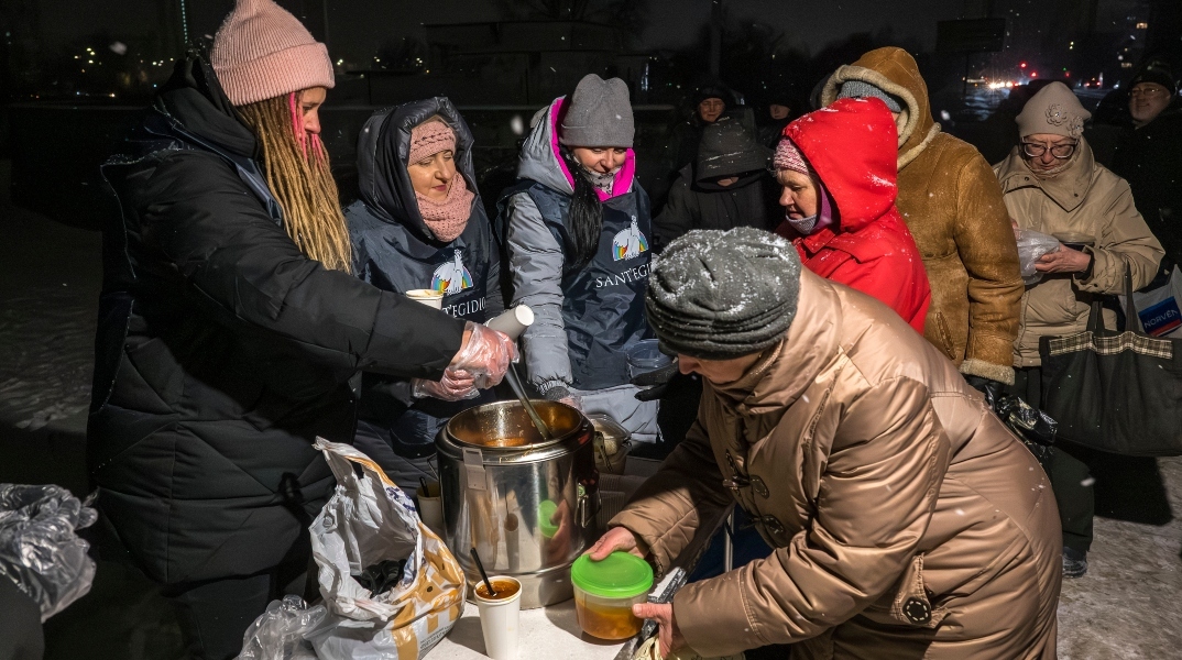 Μέλη της κοινότητας Sant’Egidio διανέμουν ζεστά γεύματα σε ηλικιωμένους και άπορους σε κατοικημένη περιοχή του Κιέβου στην Ουκρανία