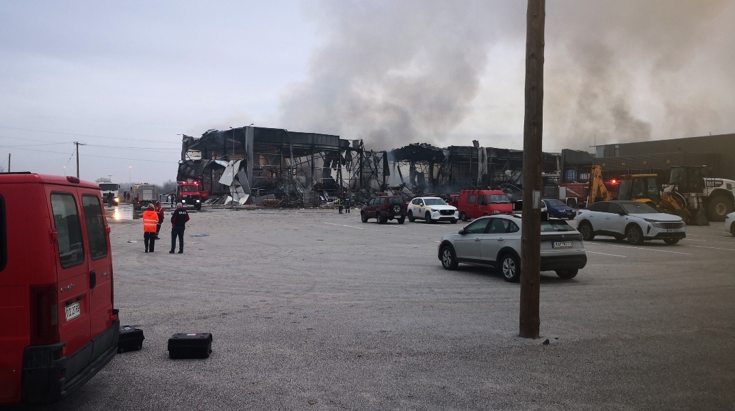 φωτιά στο εργοστάσιο της Βιολάντα στα Τρίκαλα