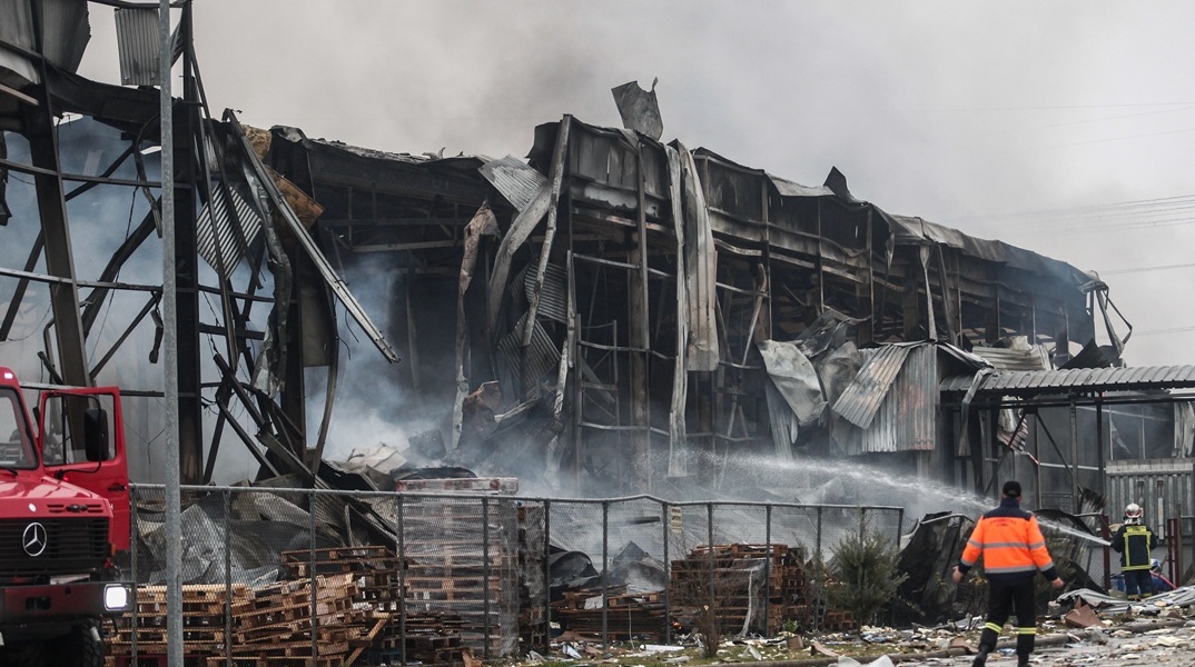 Τρίκαλα: Τέσσερις νεκρές, μία αγνοούμενη - Εικόνες απόλυτης καταστροφής στο εργοστάσιο της Βιολάντα