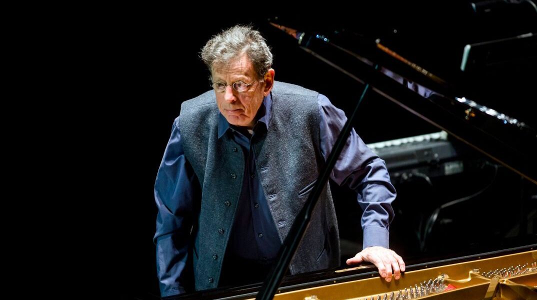 Παρέμβαση-βόμβα από Φίλιπ Γκλας: Aκυρώνει πρεμιέρα στο Kennedy Center λόγω «σύγκρουσης αξιών»