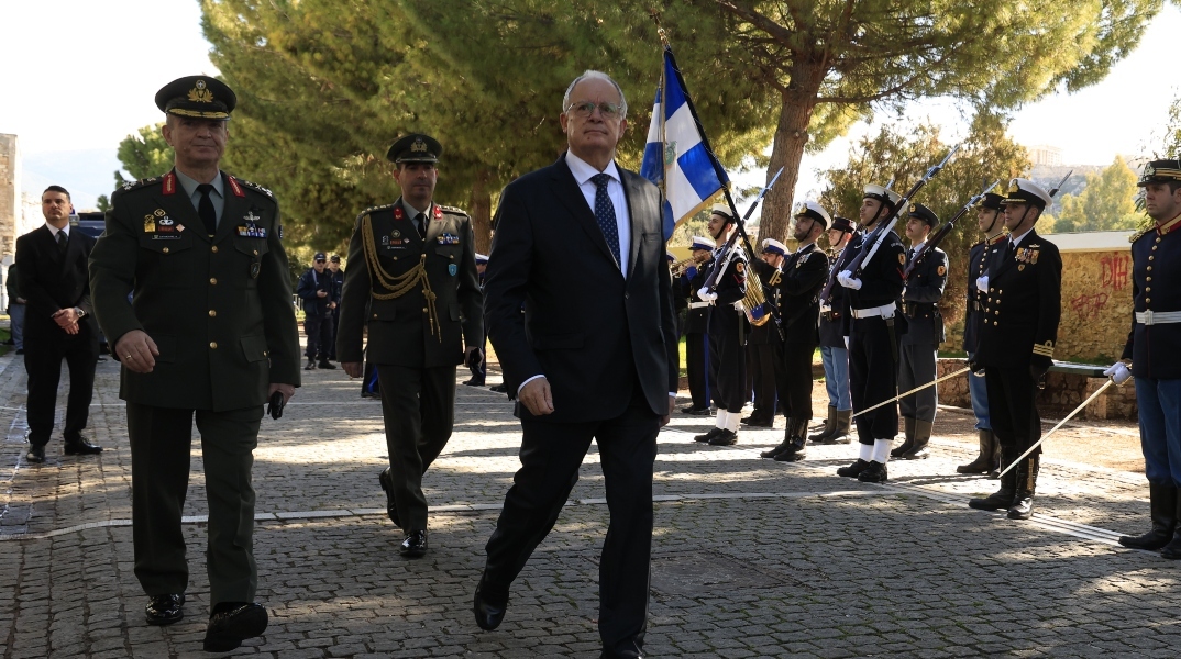 Κατάθεση στεφανιού από τον Πρόεδρο της Δημοκρατίας Κωνσταντίνο Τασούλα στο Μνημείο Ολοκαυτώματος στο Θησείο, για την Ημέρα Μνήμης των Ελλήνων Εβραίων Μαρτύρων και Ηρώων του Ολοκαυτώματος