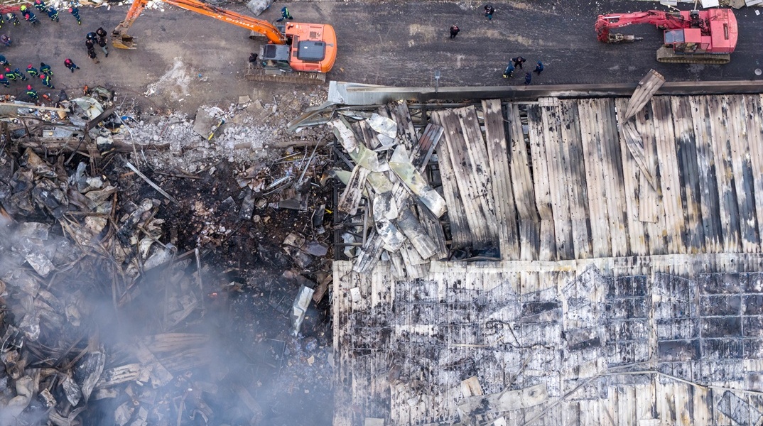 Συντρίμμια, καπνός, οδύνη | Η επόμενη ημέρα από την έκρηξη στην μπισκοτοβιομηχανία Βιολάντα 