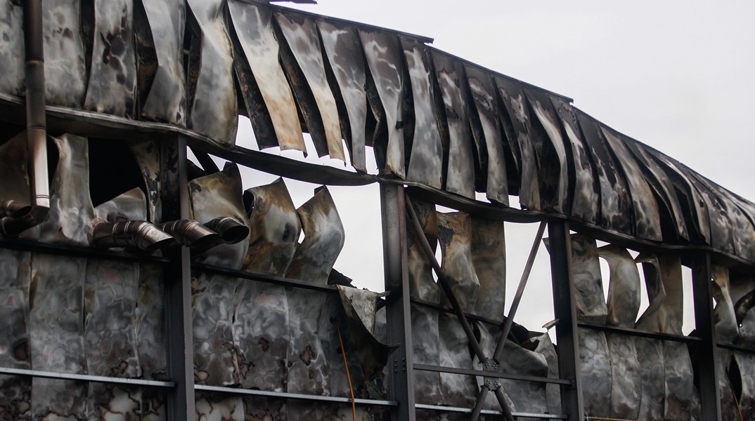 Συντρίμμια, καπνός, οδύνη | Η επόμενη ημέρα από την έκρηξη στην μπισκοτοβιομηχανία Βιολάντα 