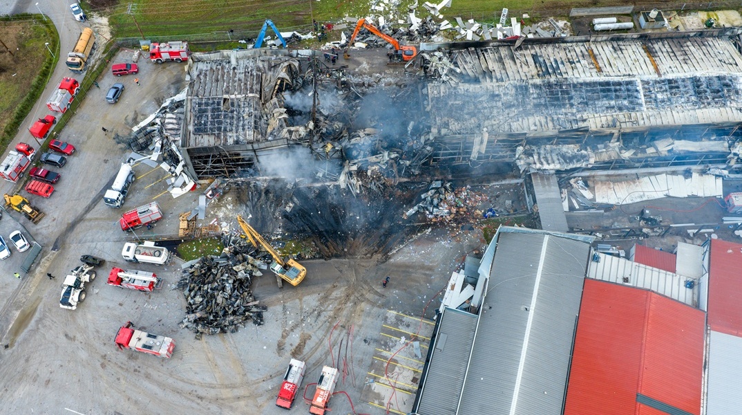 Συντρίμμια, καπνός, οδύνη | Η επόμενη ημέρα από την έκρηξη στην μπισκοτοβιομηχανία Βιολάντα 