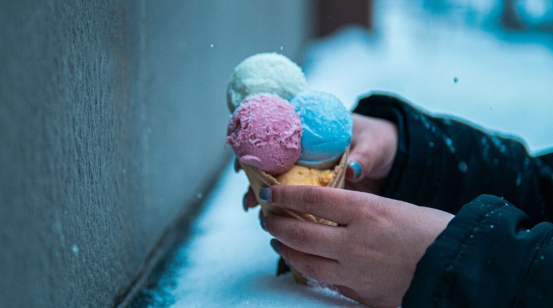 Τρώγεται το χιόνι; Οι ειδικοί εξηγούν πότε είναι ασφαλές