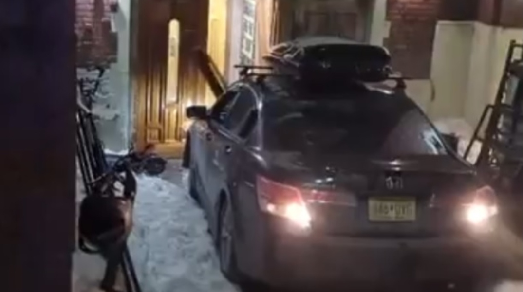 Αυτοκίνητο γκρεμίζει την είσοδο συναγωγής στη Νέα Υόρκη