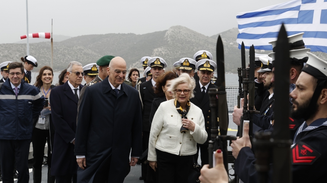 O Νίκος Δένδιας υποδέχθηκε στη φρεγάτα Κίμων τη Γαλλίδα ομόλογό του