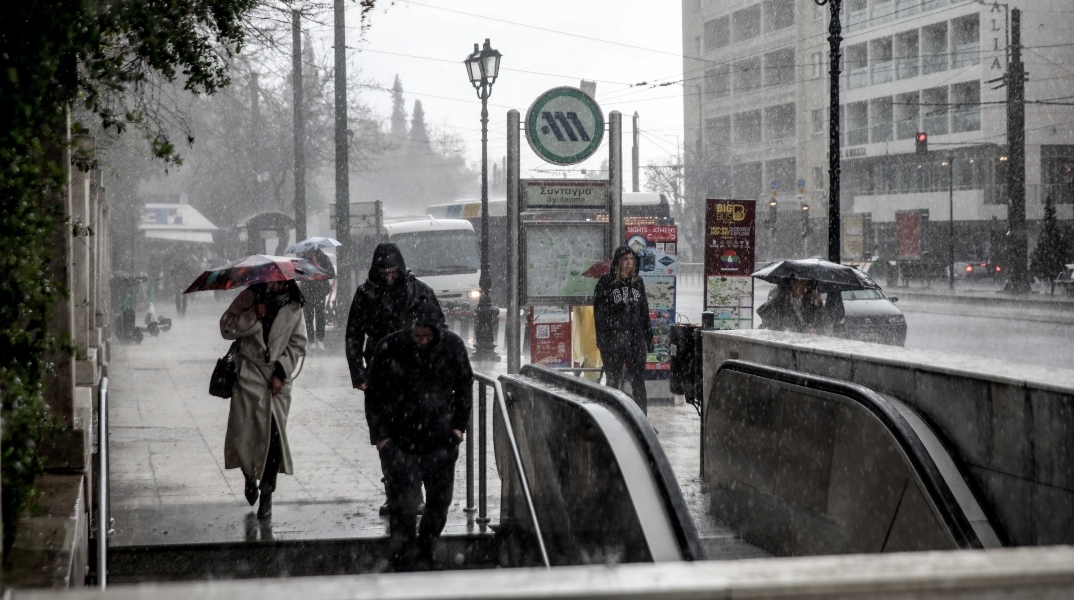 Καιρός, περαστικοι, βροχη