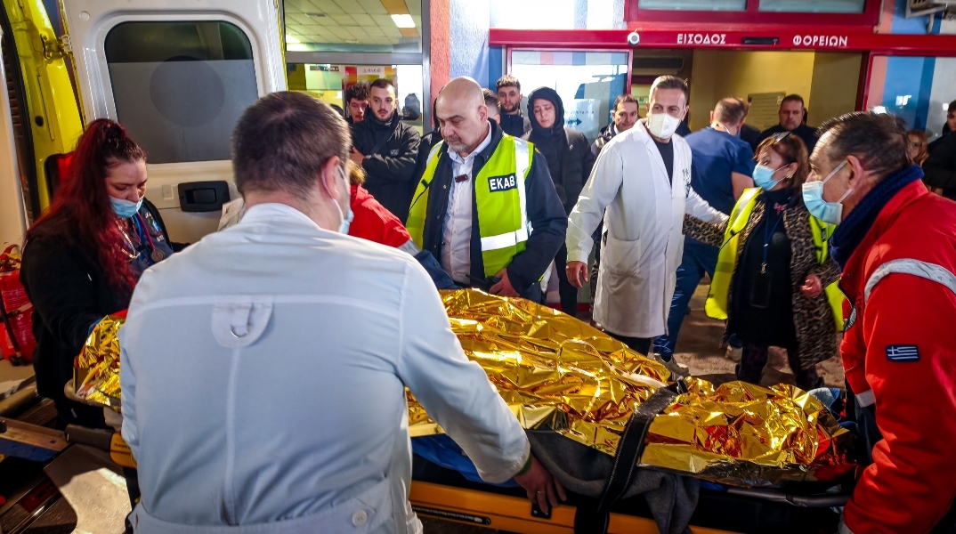 Μεταφορά στο νοσοκομείο Παπαγεωργίου των τραυματιών φίλαθλων του ΠΑΟΚ από το δυστύχημα στην Τιμισοάρα της Ρουμανίας