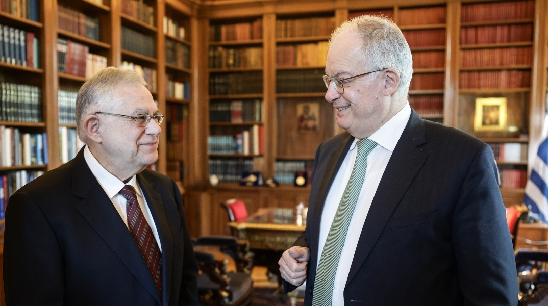 Συνάντηση του Προέδρου της Δημοκρατίας Κωνσταντίνου Τασούλα με τον πρώην πρωθυπουργό Λουκά Παπαδήμο