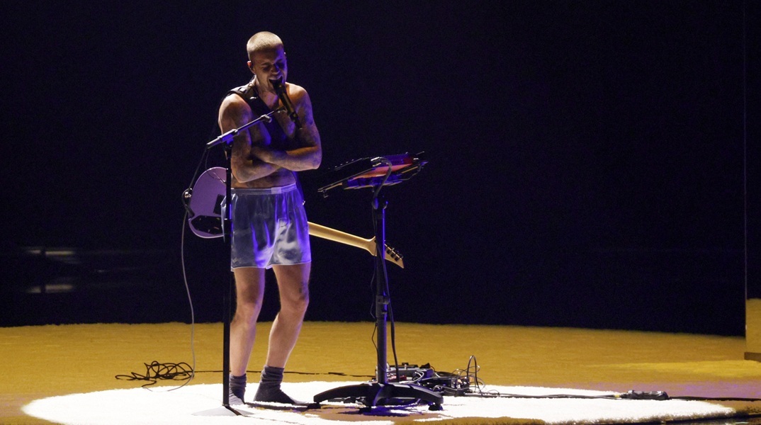 Με ελάχιστα ρούχα και πολύ συναίσθημα ο Τζάστιν Μπίμπερ επέστρεψε στα Grammy 2026