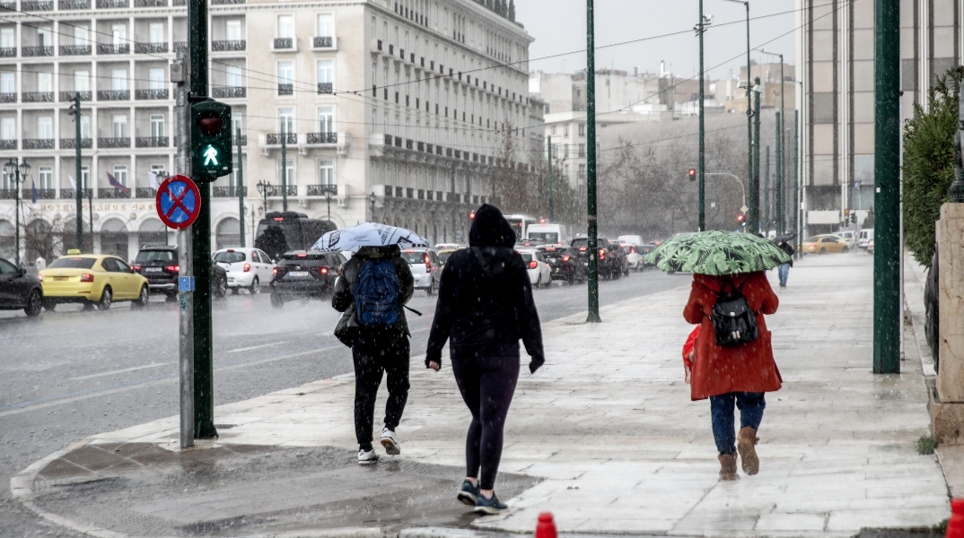 Καιρός, περαστικοι, βροχη