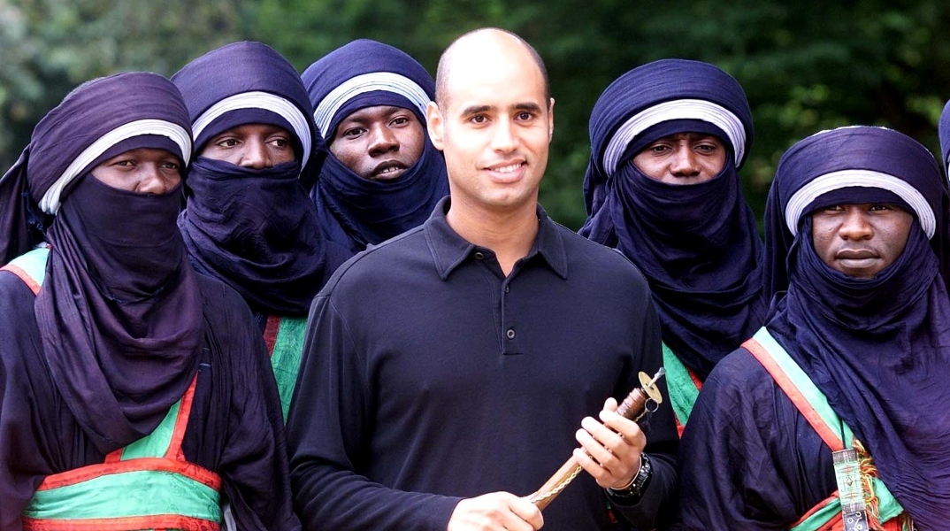 Ο Σαΐφ Καντάφι, γιος του Λίβυου ηγέτη με μέλη της φυλής Τουαρέγκ, 2002