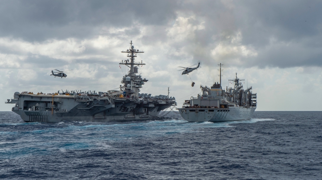 Το αεροπλανοφόρο Lincoln κατά τη διάρκεια ανεφοδιασμού