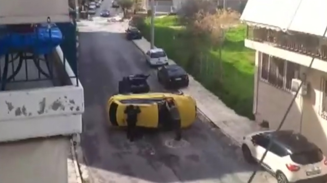 Ταξί αναποδογύρισε στο Ίλιον