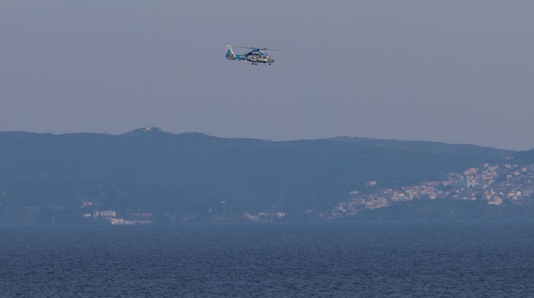 Ελικόπτερο ερευνά πάνω από τη θαλάσσια περιοχή στη Χίο