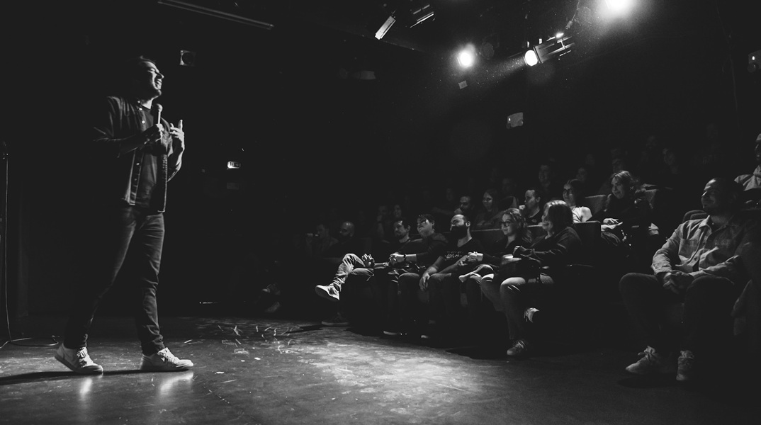 Βαγγέλης Μουλαράς «Ναι Μεν, Αλλά...» στο θέατρο Ελεύθερη Έκφραση