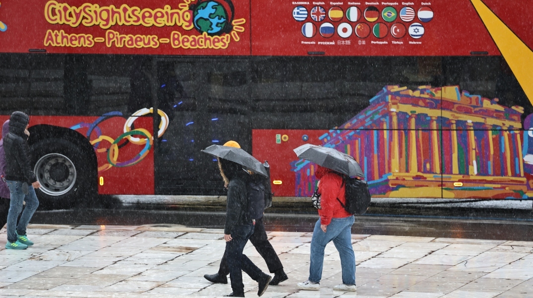 Καιρός, περαστικοι, βροχη