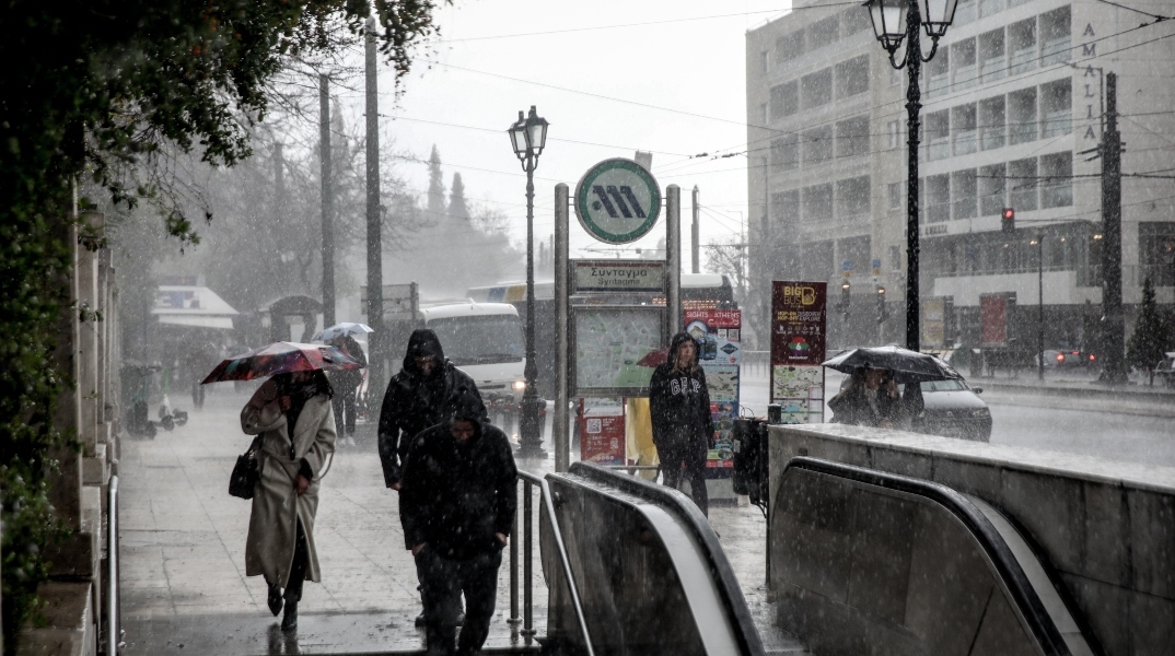 Καιρός, περαστικοι, βροχη