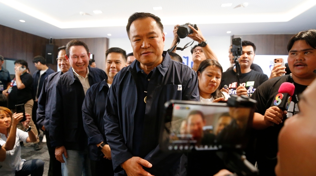 O πρωθυπουργός της Ταϊλάνδης και νικητής των εκλογών, Ανουτίν Τσαρνβιρακούλ 