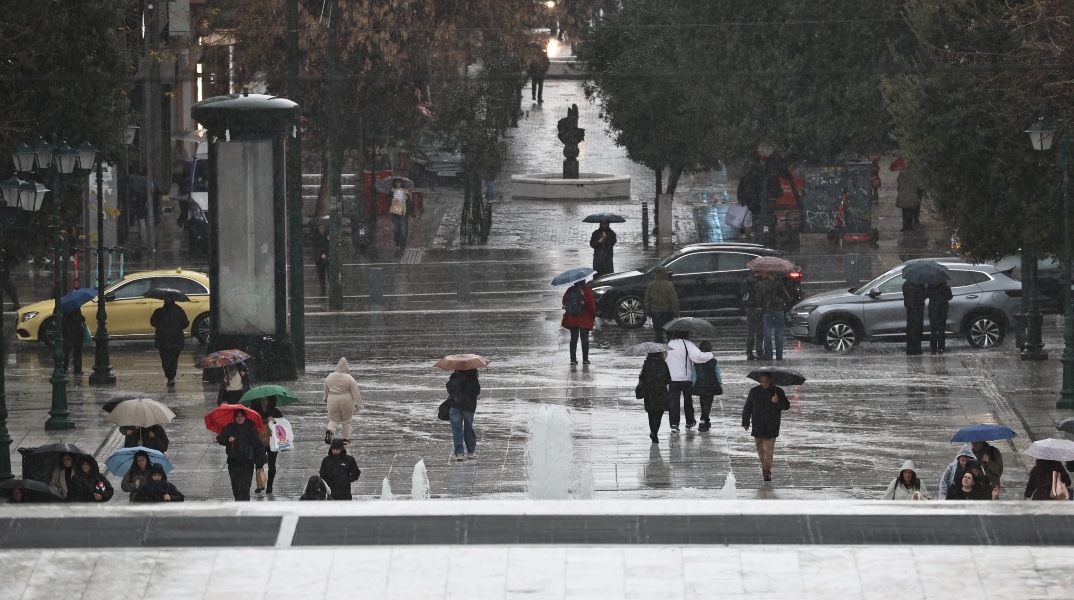 Καιρός, περαστικοι, βροχη