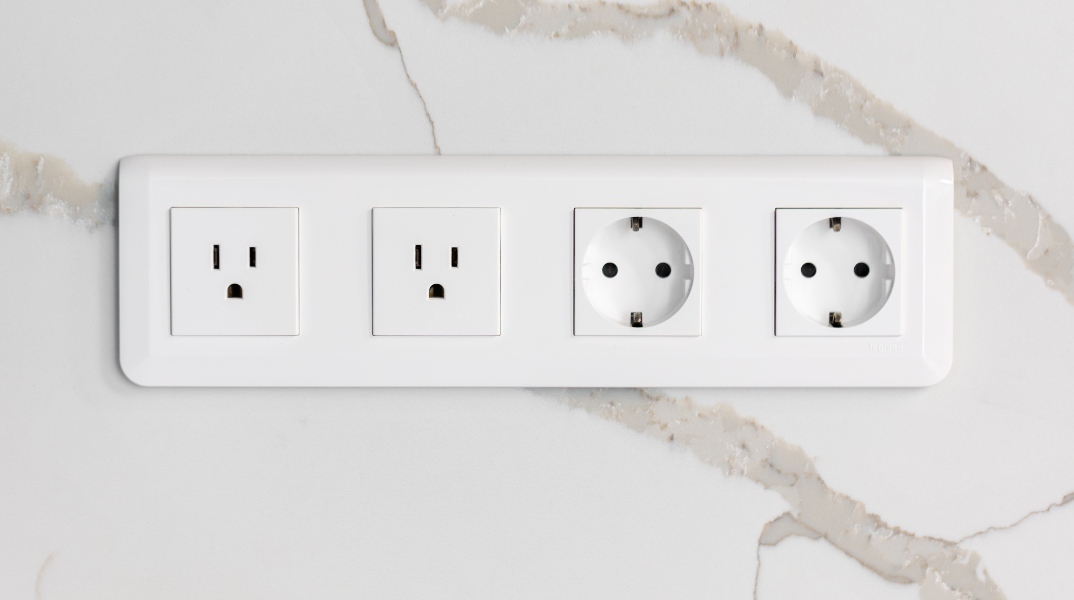 Γιατί οι πρίζες δεν είναι ίδιες παντού; Η μικρή λεπτομέρεια που έχει μεγάλη ιστορία