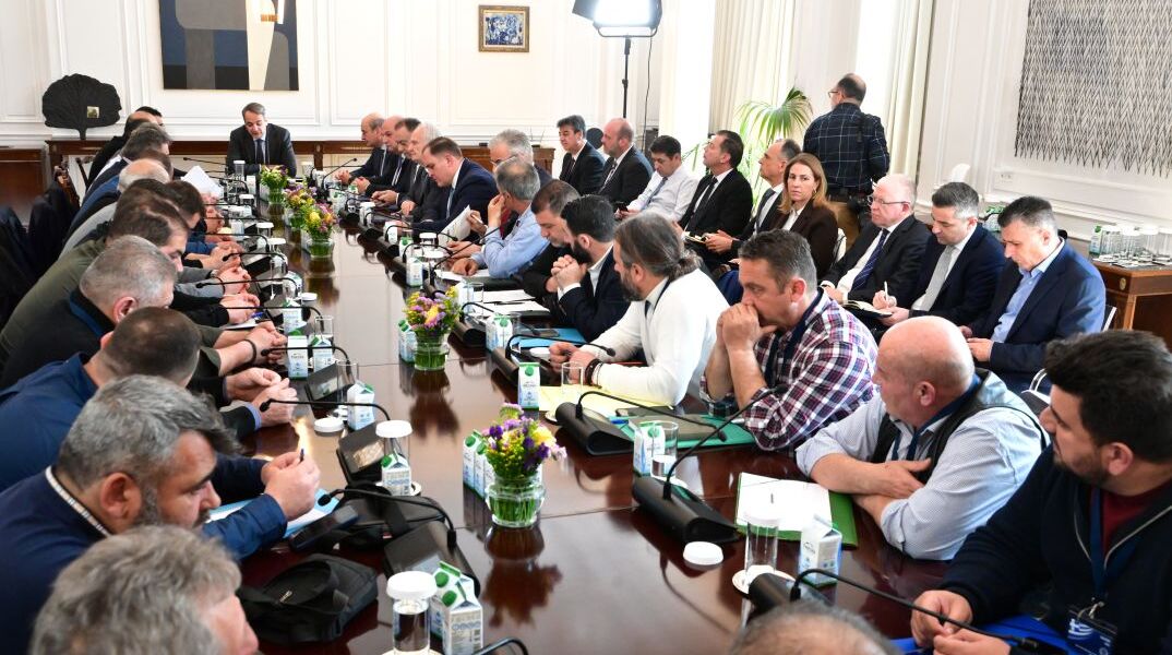 Σε εξέλιξη συνάντηση Μητσοτάκη με κτηνοτρόφους στο Μαξίμου
