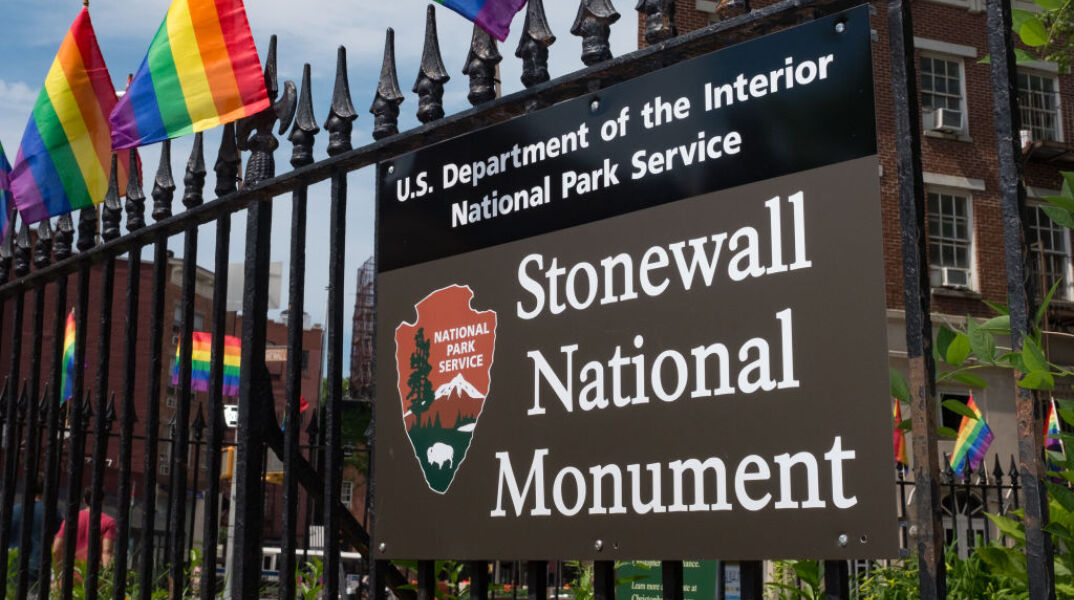 Η κυβέρνηση Τραμπ κατέβασε τη σημαία Pride από το μνημείο Στόουνγουολ στη Νέα Υόρκη