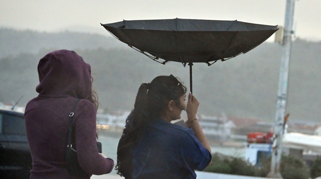 Πάνε... βροχή τα παϊδάκια - Πώς θα κινηθεί η κακοκαιρία τις επόμενες ώρες