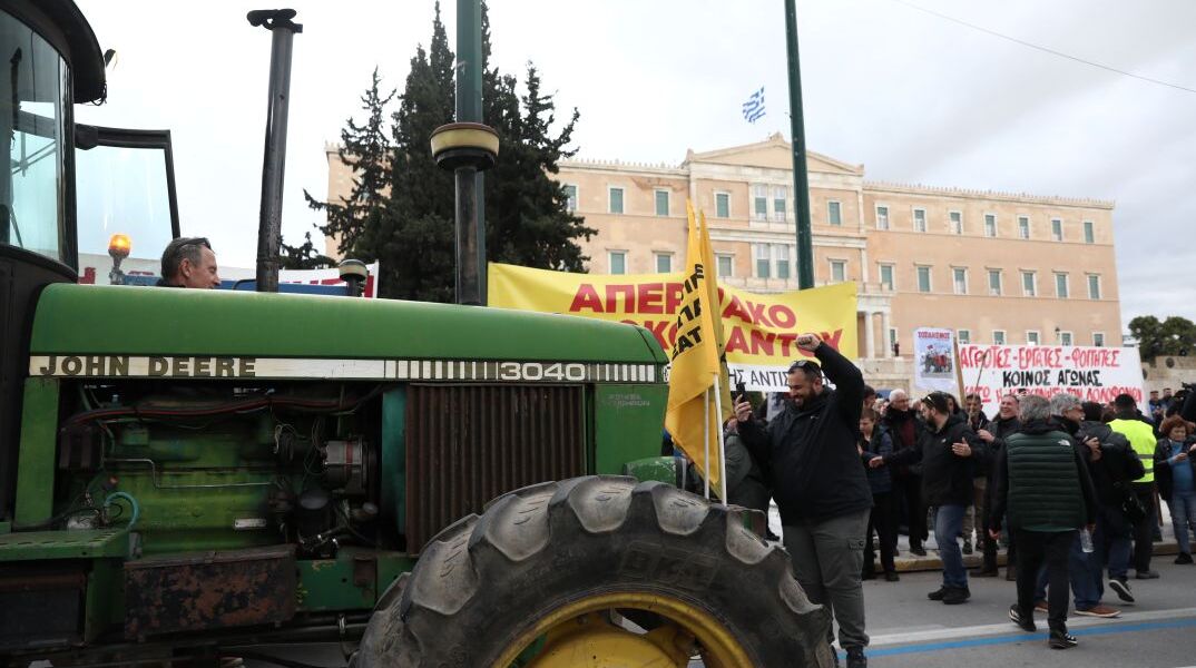 Αγρότες πάνω στα τρακτέρ τους μπροστά από τη Βουλή στο Σύνταγμα