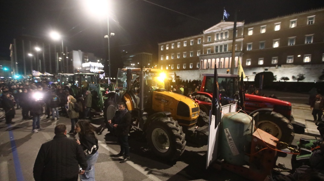Οι αγρότες διανυκτέρευσαν στο Σύνταγμα με τα τρακτέρ τους - Πότε θα αναχωρήσουν