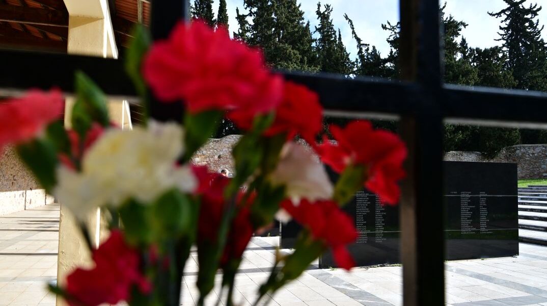 Λουλούδια στο σκοπευτήριο της Καισαριανής