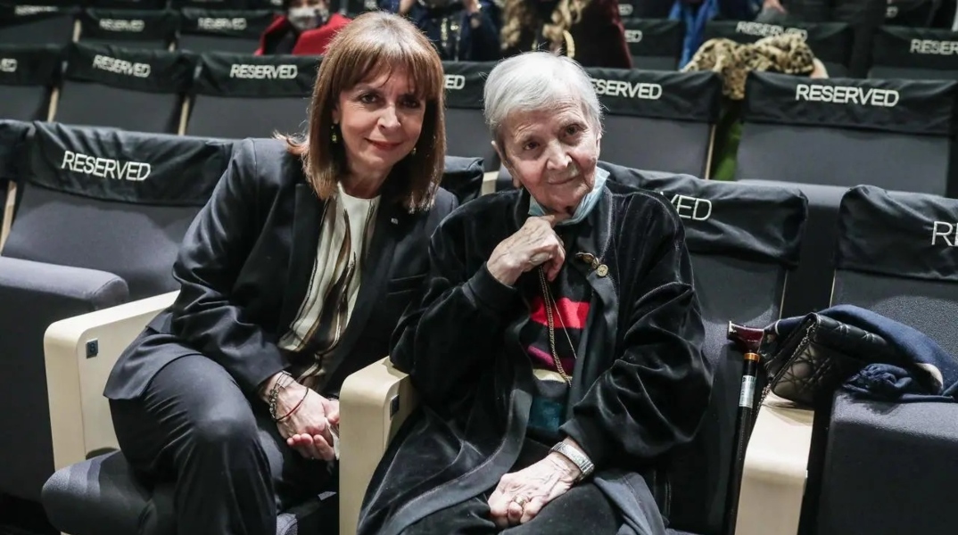 Η Κατερίνα Σακελλαροπούλου αποχαιρετά την Ελένη Γλύκατζη-ΑΡΒΕΛΕΡ	