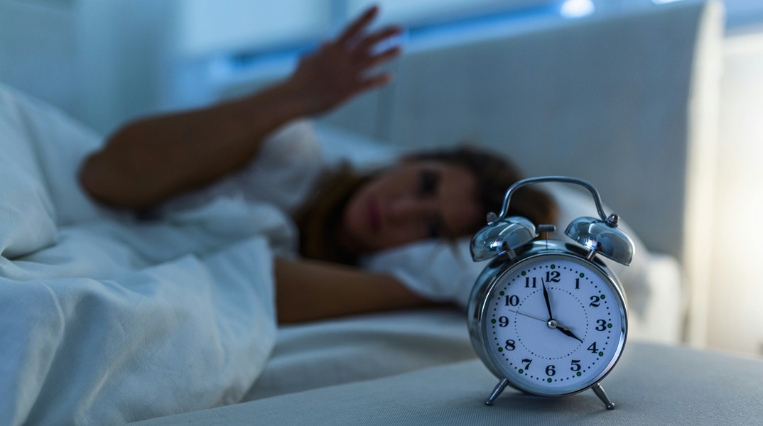 Ξυπνάς τα ξημερώματα; Δοκίμασε αυτή την τεχνική για να ξανακοιμηθείς