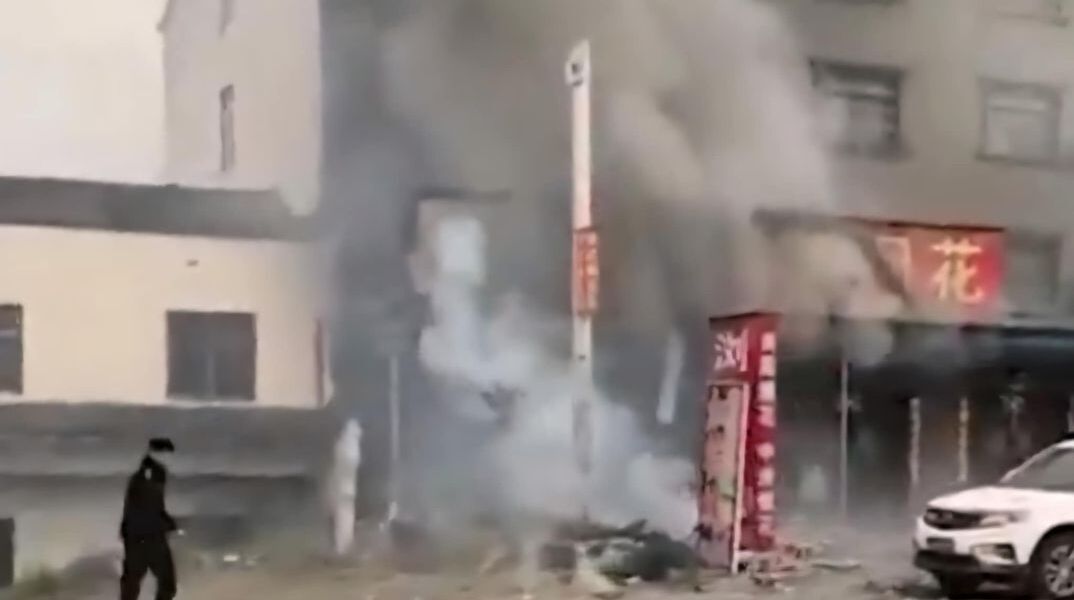 To κατεστραμμένο κατάστημα από την πολύνεκρη έκρηξη βεγγαλικών