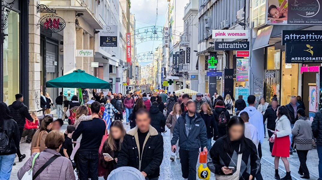 Πλήθος στην οδό Ερμού