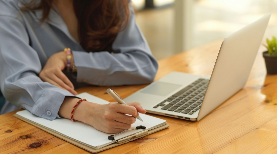 ΔΥΠΑ, εργαζομενη