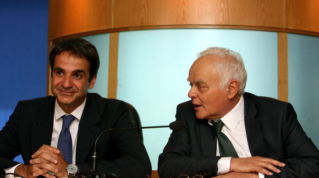 O Κυριάκος Μητσοτάκης και ο Αντώνης Μανιτάκης, κατά την παράδοση παραλαβή του Υπουργείου Διοικητικής Μεταρρύθμισης