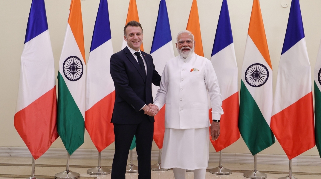 Ο πρωθυπουργός της Ινδίας, Ναρέντρα Μόντι με τον Γάλλο πρόεδρο, Εμανουέλ Μακρόν