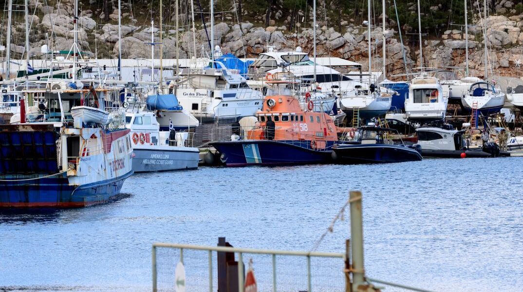 Η επιχείρηση ανάσυρσης του φουσκωτού στη Χίο