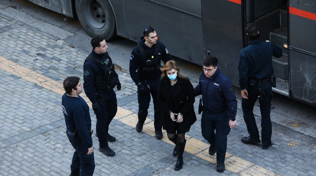 Η Ρούλα Πισπιρίγκου κατά τη μεταφορά της στο δικαστήριο