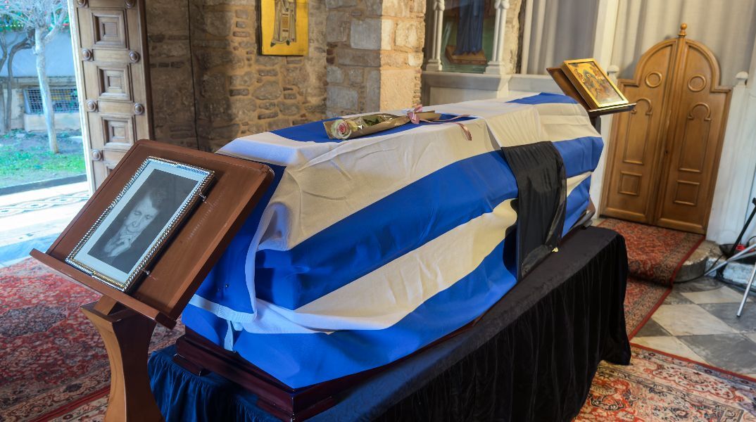 Το τελευταίο «αντίο» στην Ελένη Γλύκατζη-Αρβελέρ: Σε λαϊκό προσκύνημα στο παρεκκλήσι της Μητρόπολης η σορός της