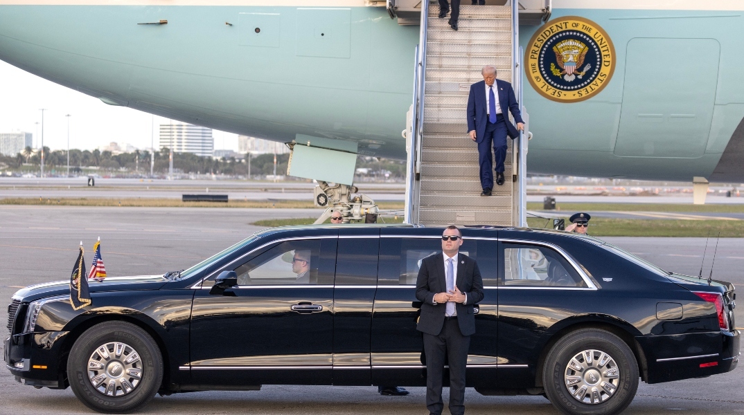 Ο Ντόναλντ Τραμπ αποβιβάζεται από το Air Force One μετά την άφιξή του στο αεροδρόμιο του Γουέστ Παλμ Μπιτς, στη Φλόριντα